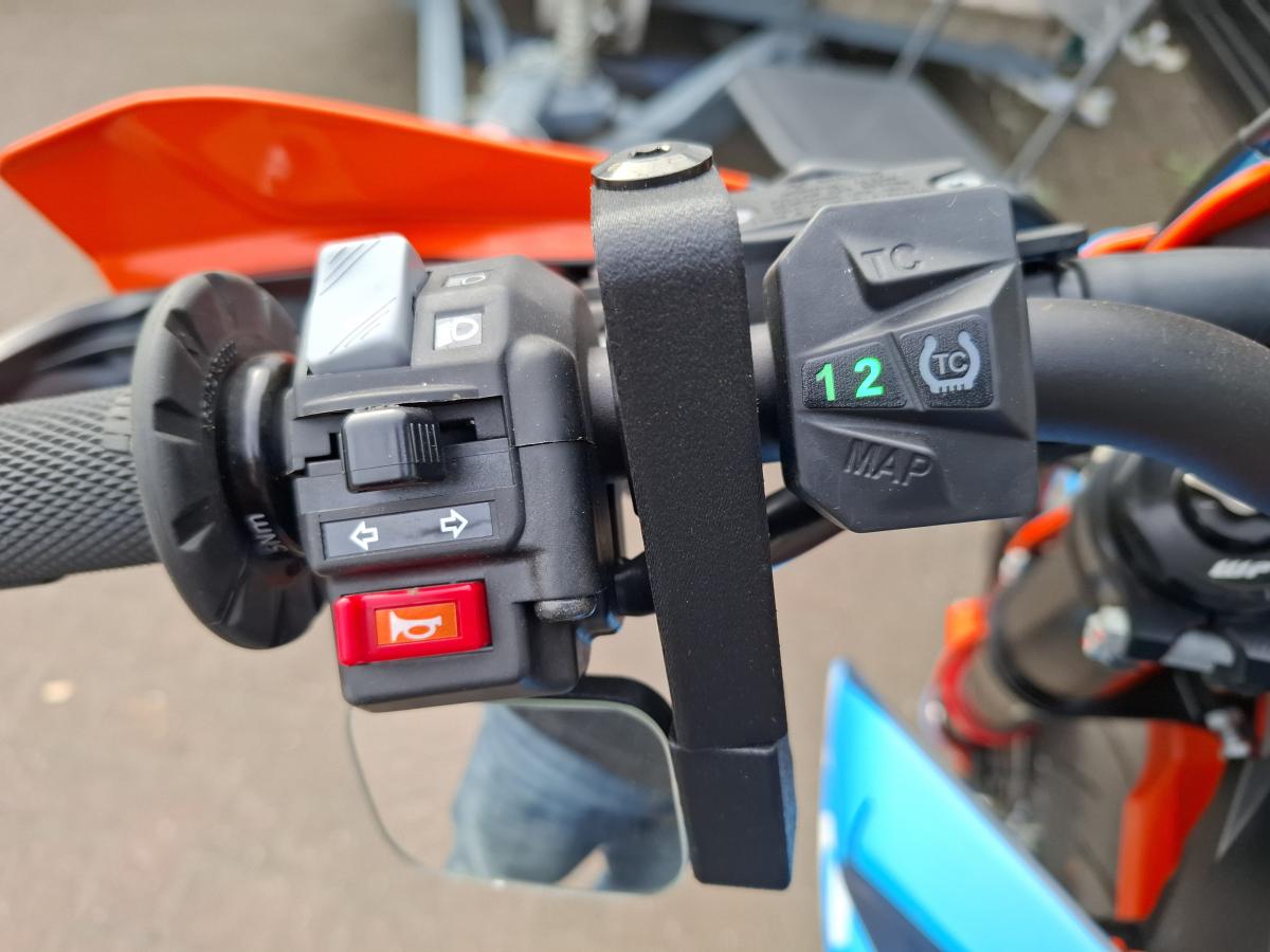 
								KTM 690 SMC R 24 full									