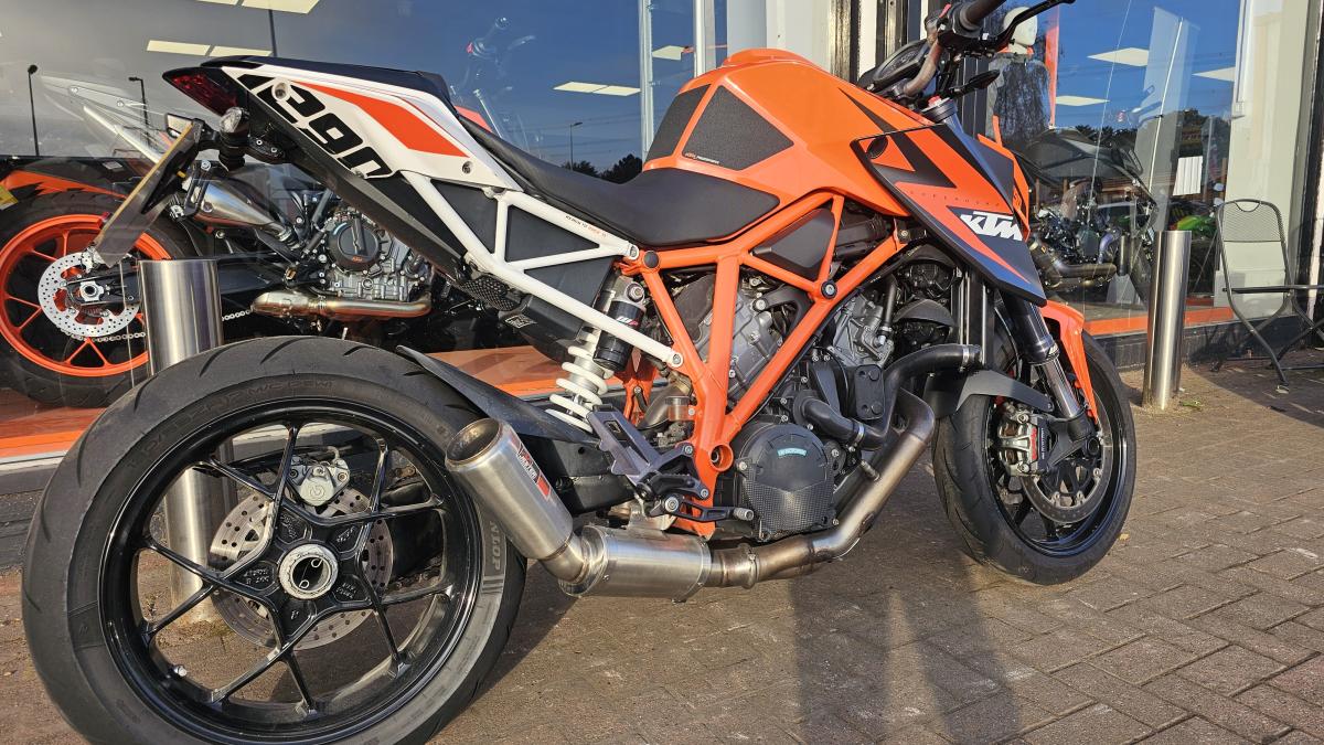 
								KTM 1290 SUPERDUKE R 15 full									