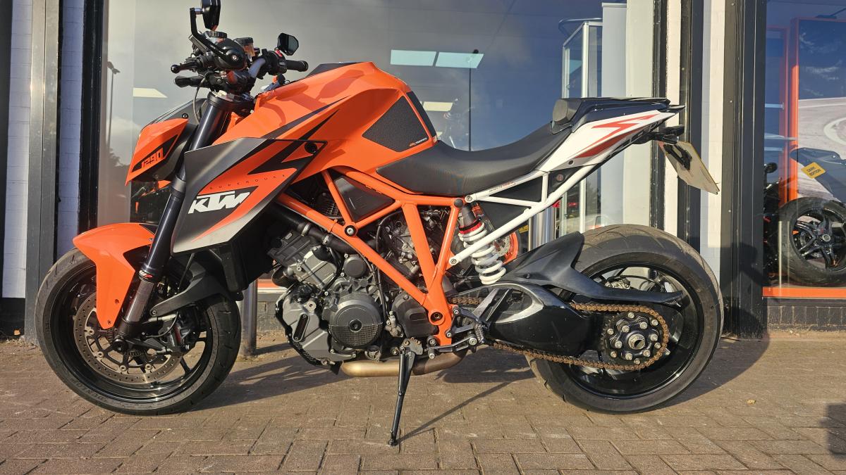 
								KTM 1290 SUPERDUKE R 15 full									