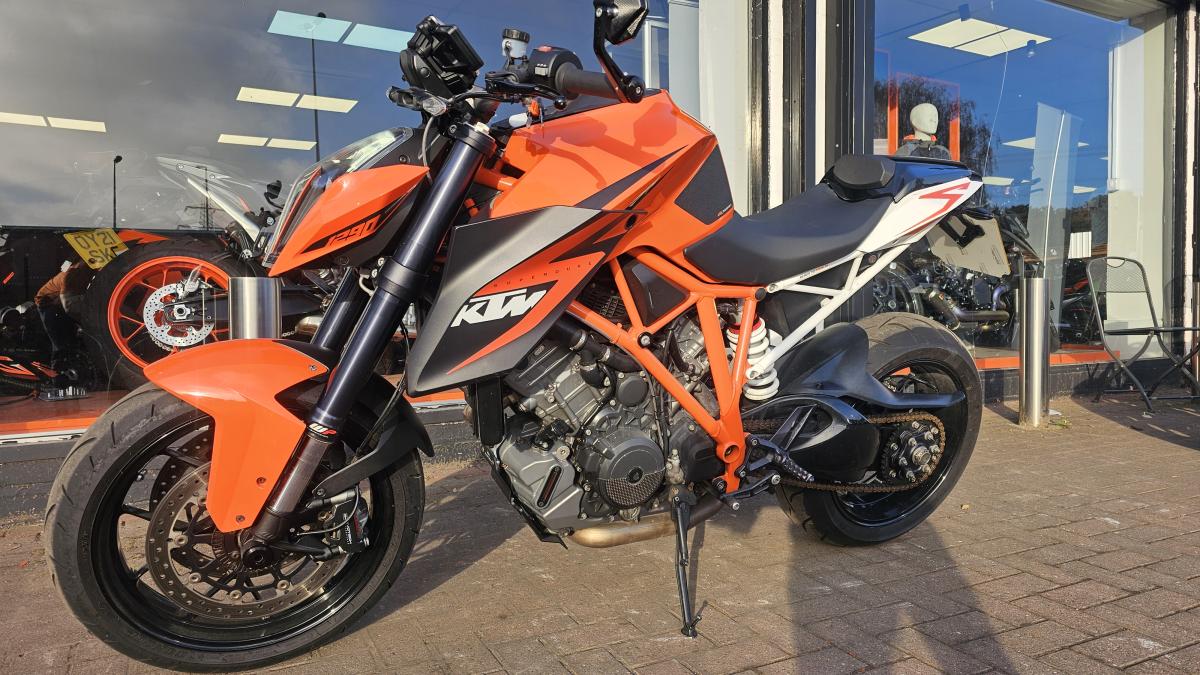 
								KTM 1290 SUPERDUKE R 15 full									