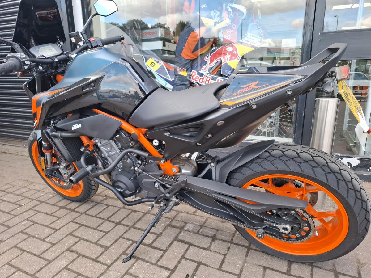 
								KTM 890 DUKE R 23 full									
