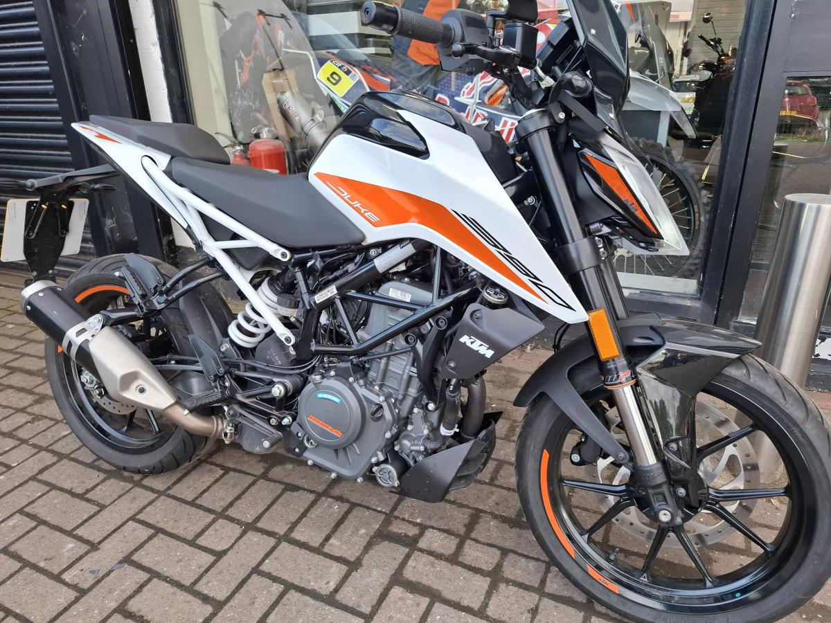 
								KTM 390 DUKE full									