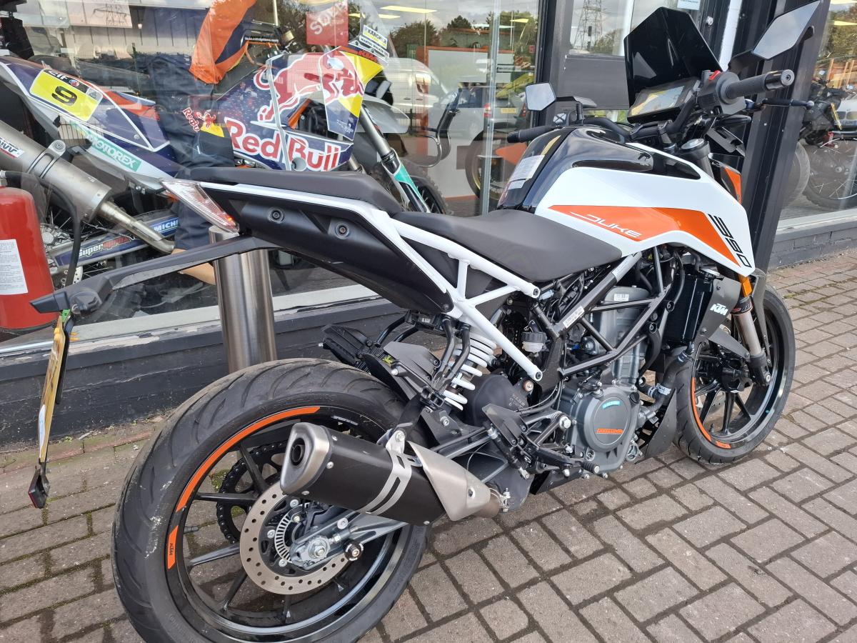 
								KTM 390 DUKE full									