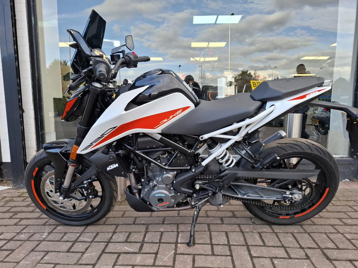 
								KTM 390 DUKE full									