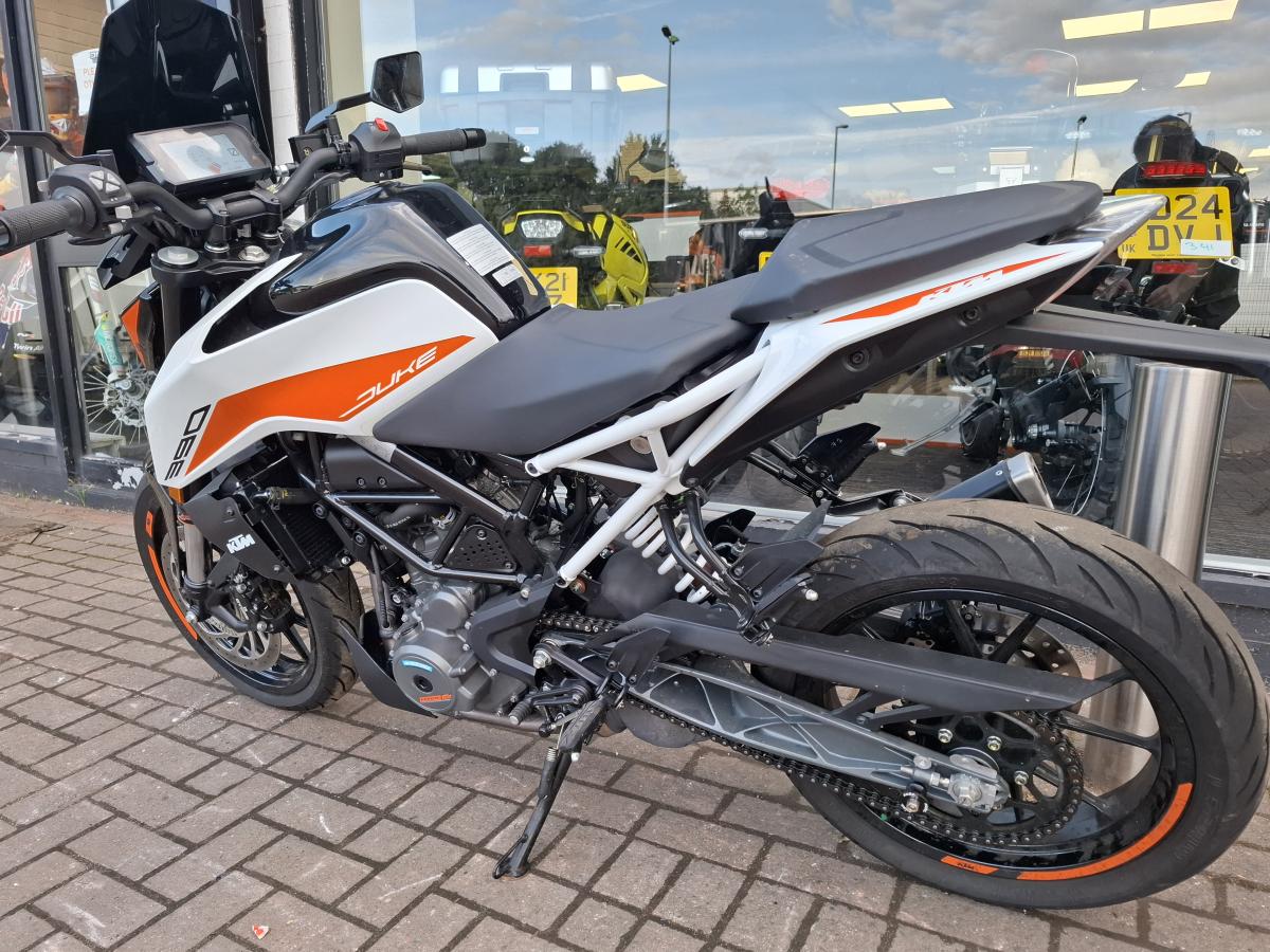 
								KTM 390 DUKE full									