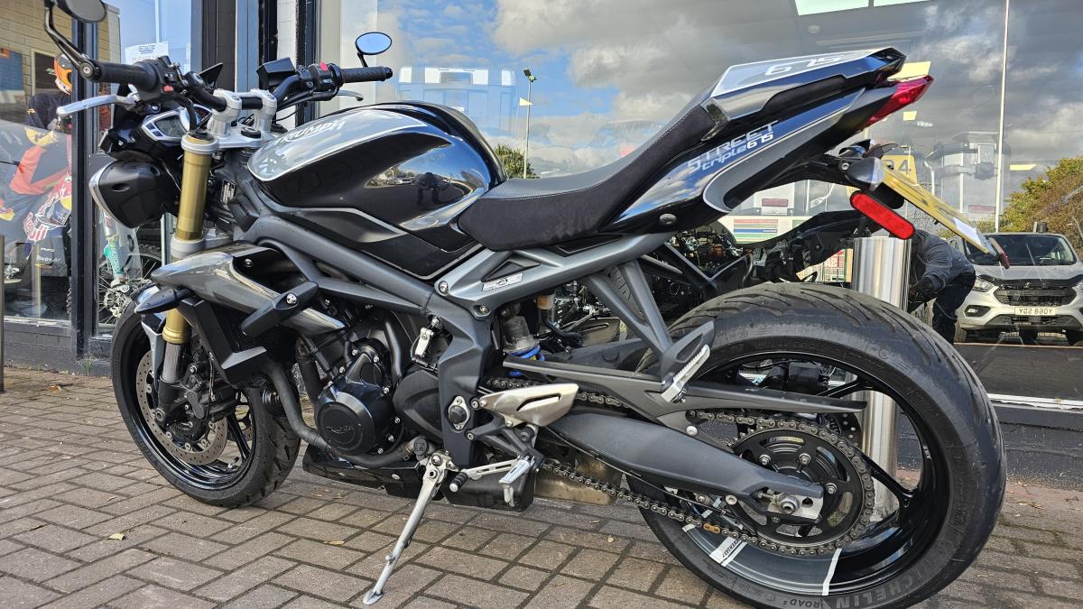 
								TRIUMPH STREET TRIPLE ABS full									