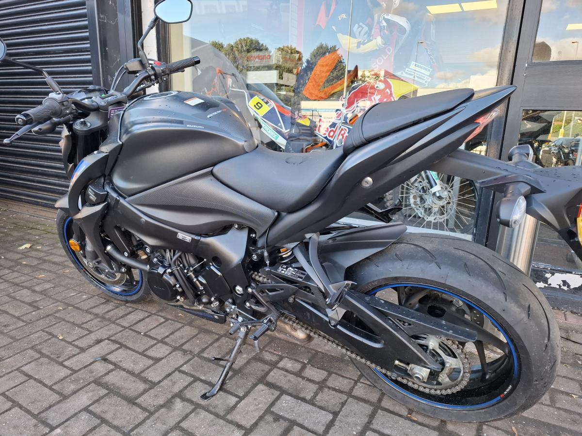 
								Suzuki GSXS 1000 ZAL9 full									