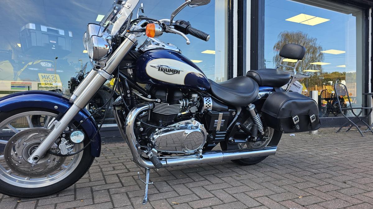 
								TRIUMPH BONNEVILLE AMERICA 865 full									