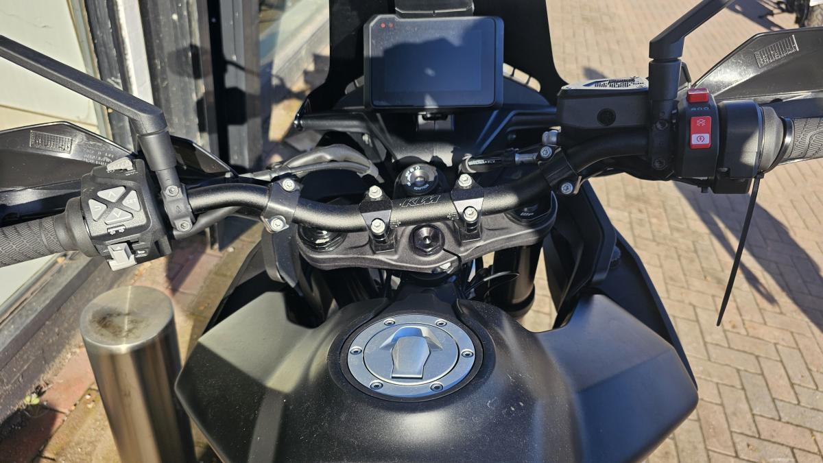 
								KTM 890 SMT 23 full									