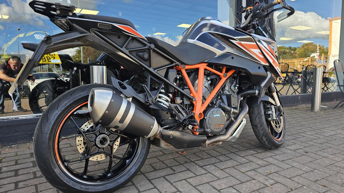 
								KTM 1290 SUPERDUKE GT 17 full									