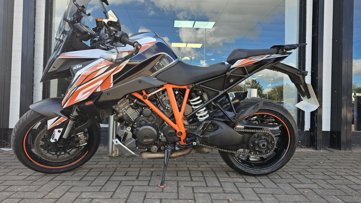 
								KTM 1290 SUPERDUKE GT 17 full									