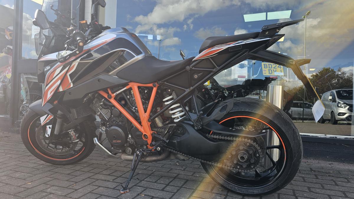 
								KTM 1290 SUPERDUKE GT 17 full									