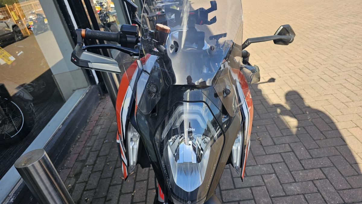 
								KTM 1290 SUPERDUKE GT 17 full									
