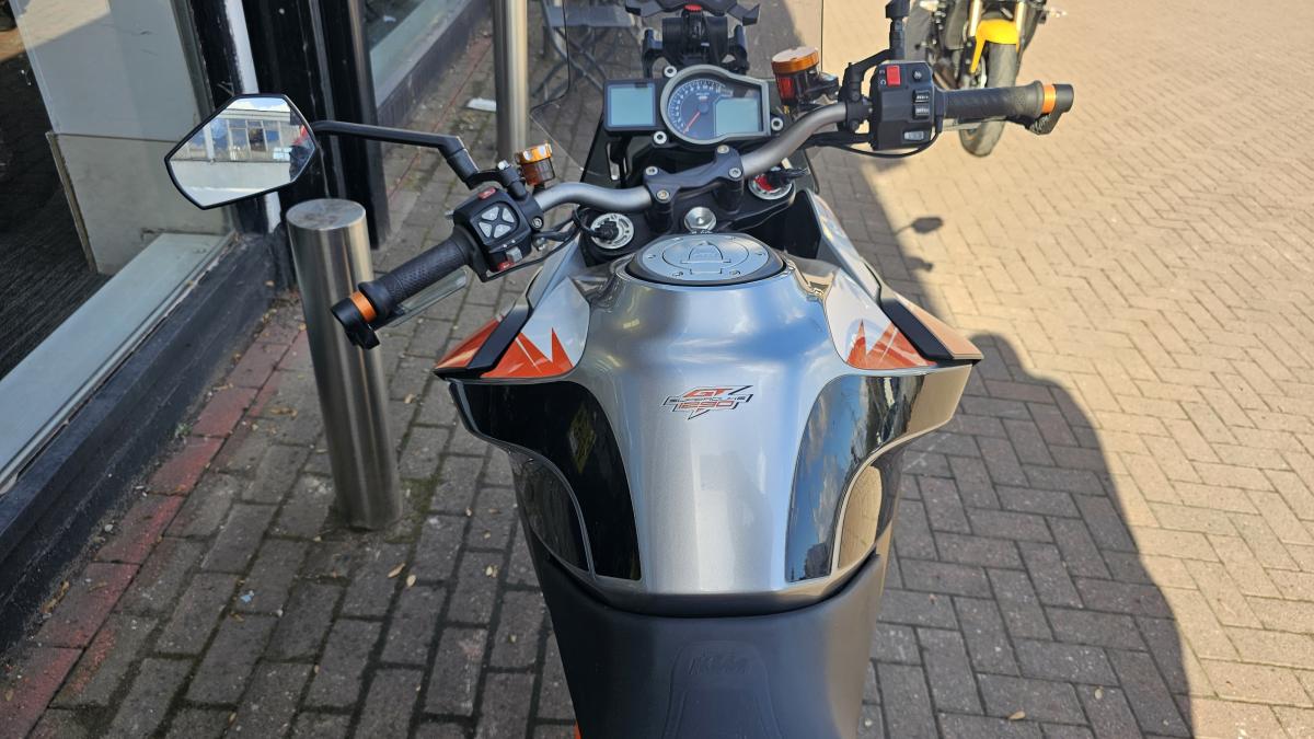 
								KTM 1290 SUPERDUKE GT 17 full									