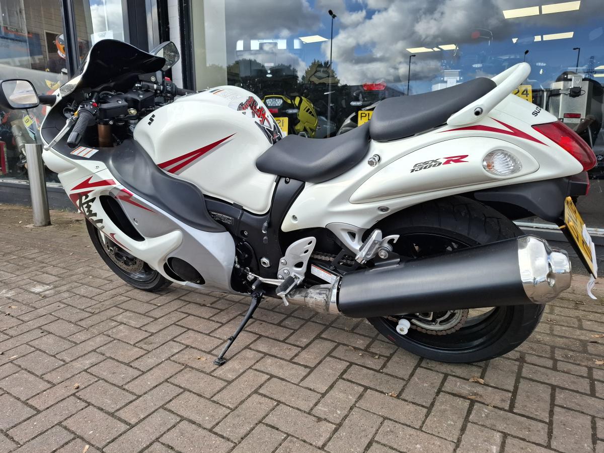 
								Suzuki GSX 1300 RK8 full									