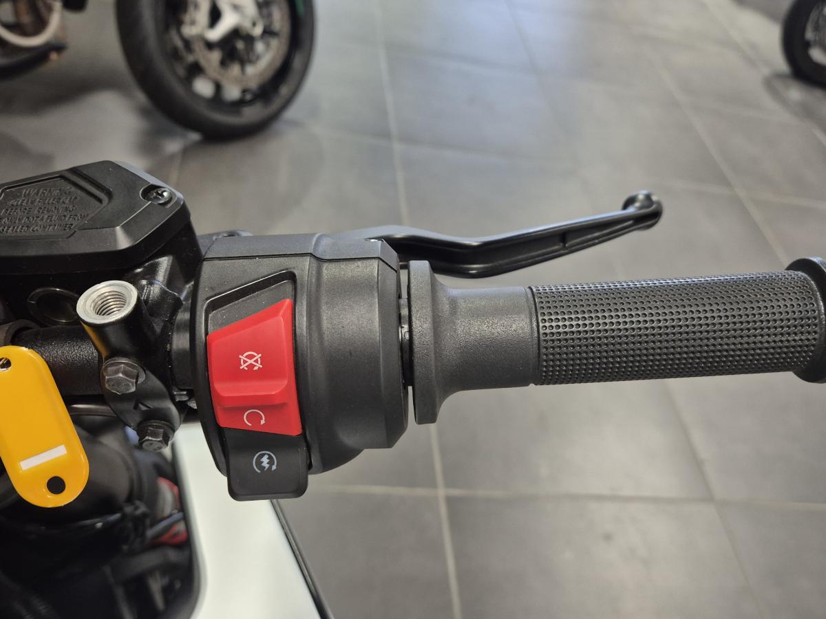 
								HUSQVARNA HUSQVARNA VITPILEN 401 2024 full									